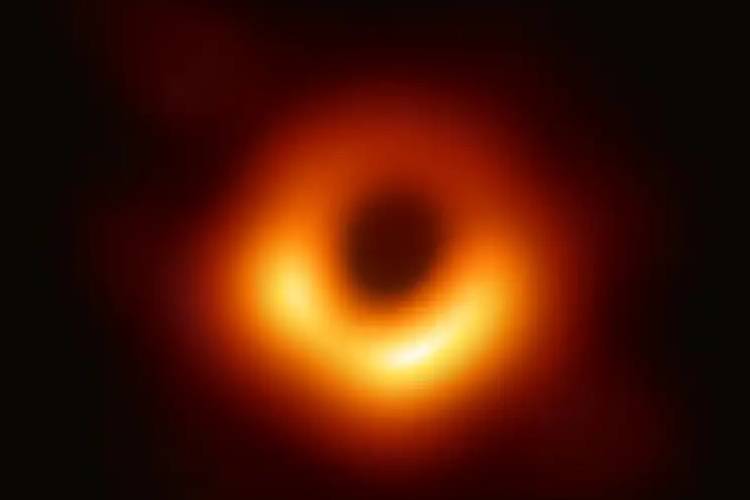 การแสดงภาพของ NASA เผยให้เห็นหลุมดำเต้นรำกับดวงดาว